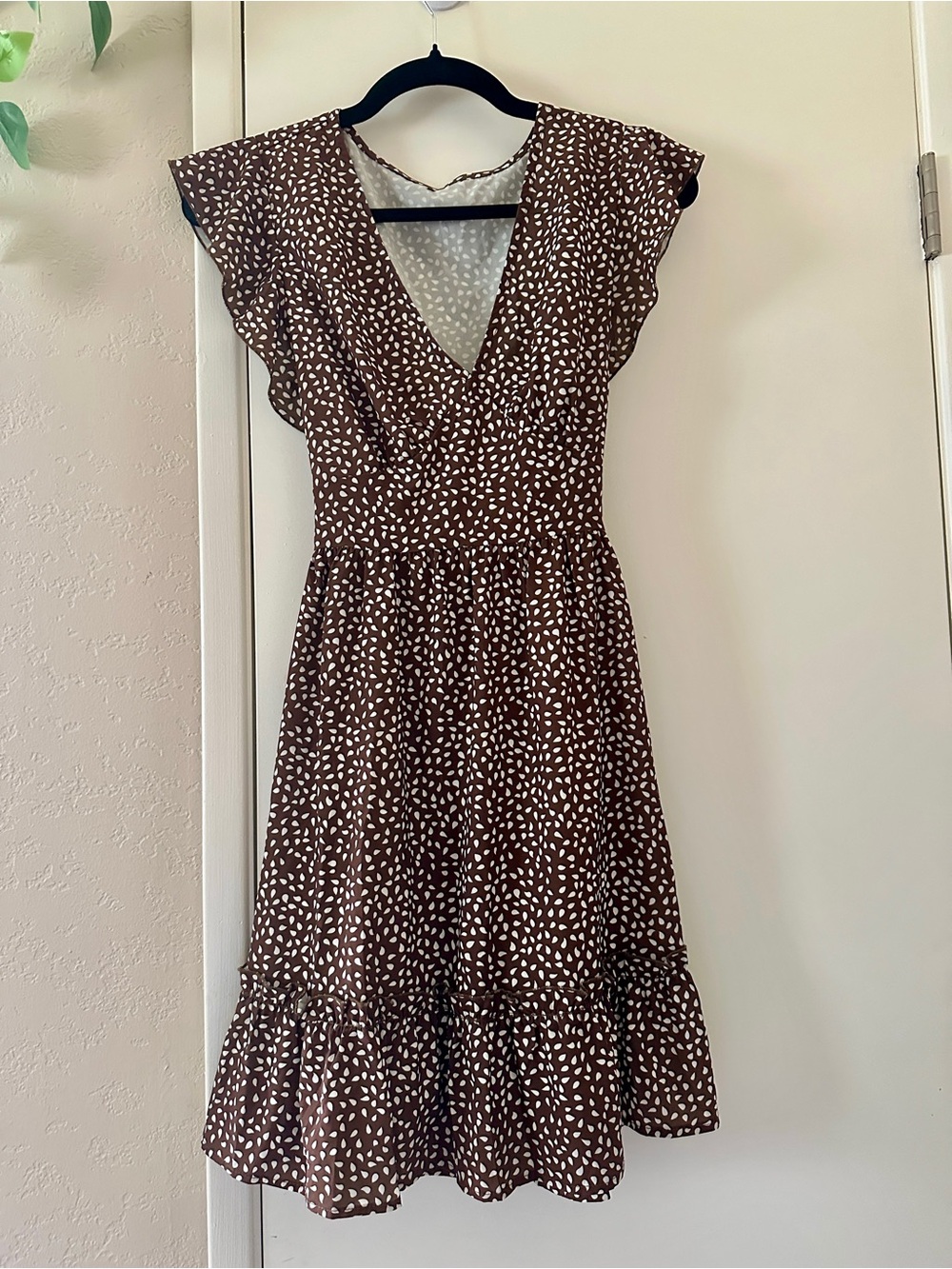 Meikulo Flutter Sleeve Mini Dress - size Small– Brown & white